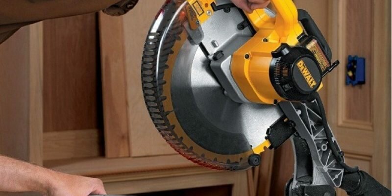 Top Dewalt DW715 Review – Does This 4000 RPM, 12 Inch Blade Unit Stun?